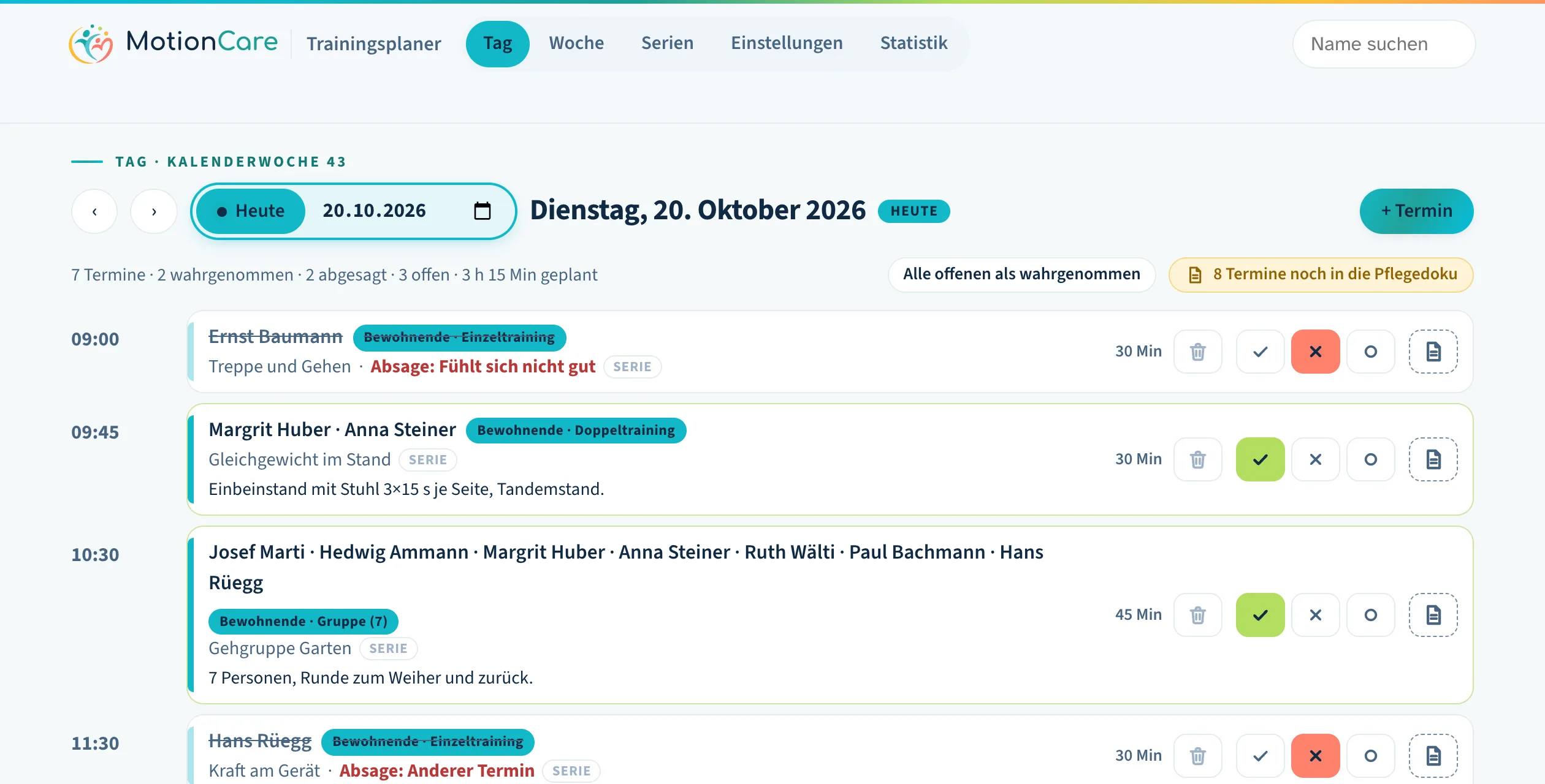 Tagesansicht des Trainingsplaners im erfundenen Beispielhaus «Musterheim (Demo)»: die Termine des Tages nach Uhrzeit, jeder als wahrgenommen, abgesagt mit Grund oder offen markiert, oben der Hinweis auf Termine, die noch in die Pflegedoku gehören.